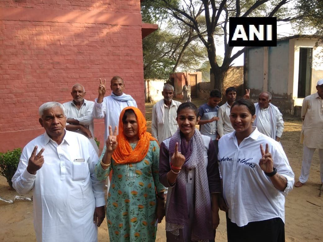 <p>BJP's Charkhi Dadri candidate Babita Phogat casts vote with family</p>