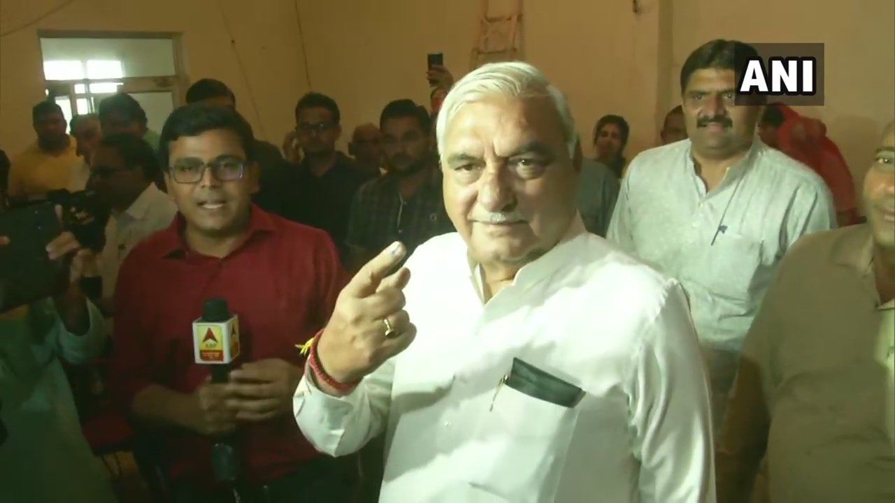 <p>Former CM and Senior Congress leader Bhupinder S Hooda casts vote</p>