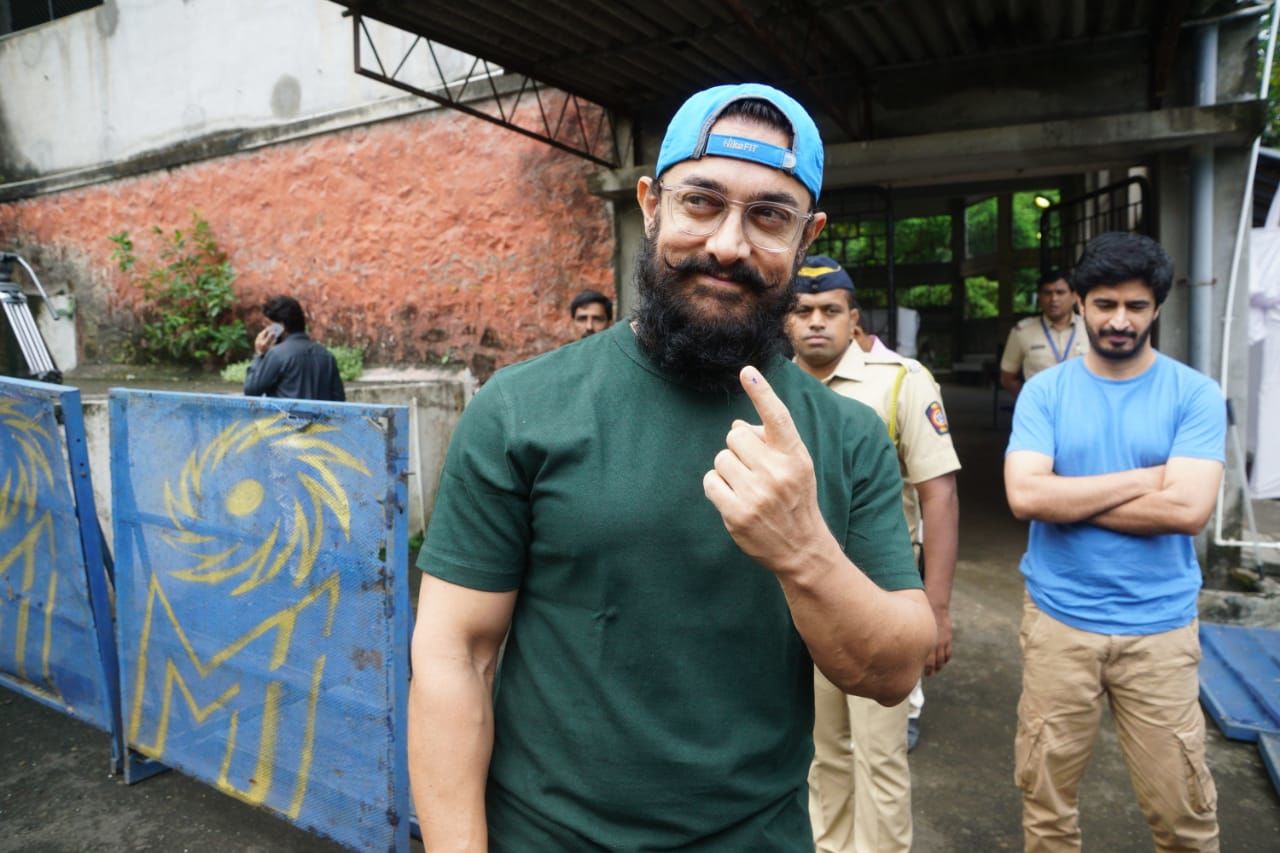 <p>Actor Aamir Khan casts his vote at Bandra</p>