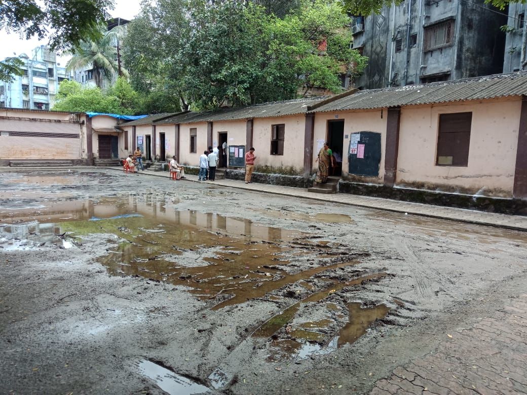 <p>Ulhasnagar citizens' battle against rains to vote</p>