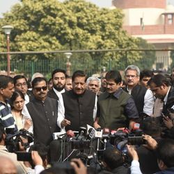 Maharashtra Live| BJP MLAs to meet at 9 PM ahead of floor test tomorrow