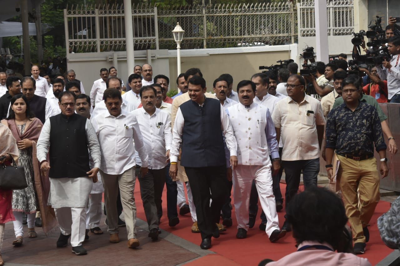 <p>Ex-CM Fadnavis reaches Vidhan Sabha ahead of floor test</p>