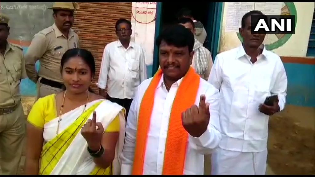 <p>BJP's Ranebennur candidate casts his vote</p>