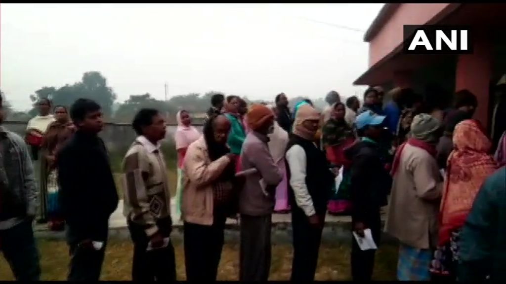 <p>Queues outside polling booths to cast vote </p>