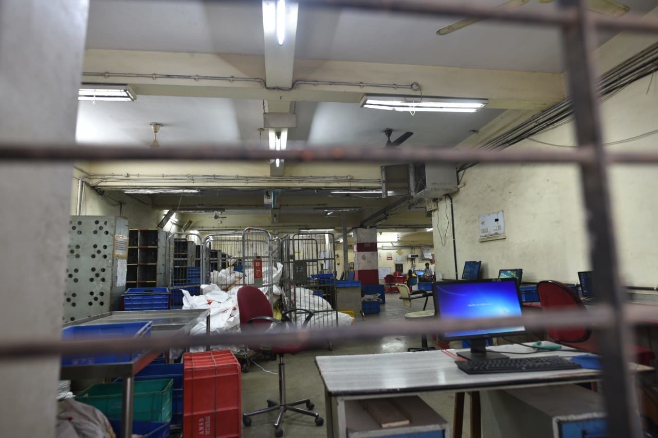 <p>Indian Post Office in Mumbai wears a desolate look</p>