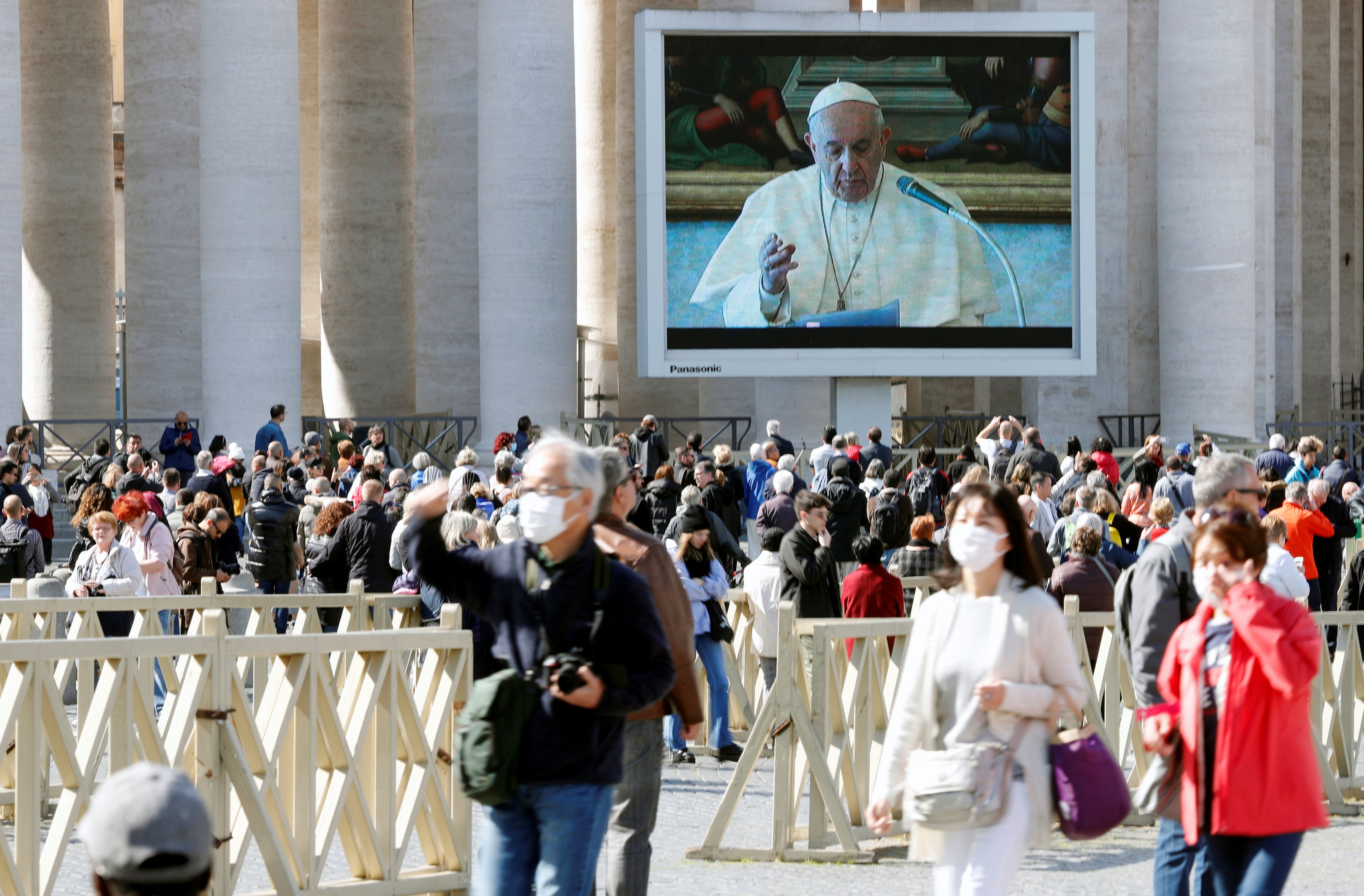 <p>Pope Francis live streams Sunday noon Angelus blessing</p>