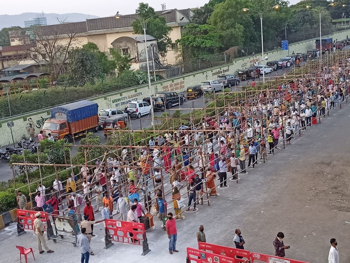<p>Traders line-up to enter vegetable market in Navi Mumbai</p>
