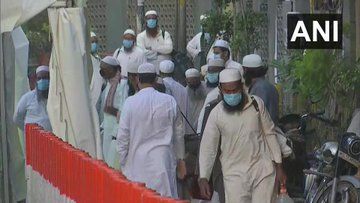 <p>People from Nizamuddin continue to be taken for testing</p>