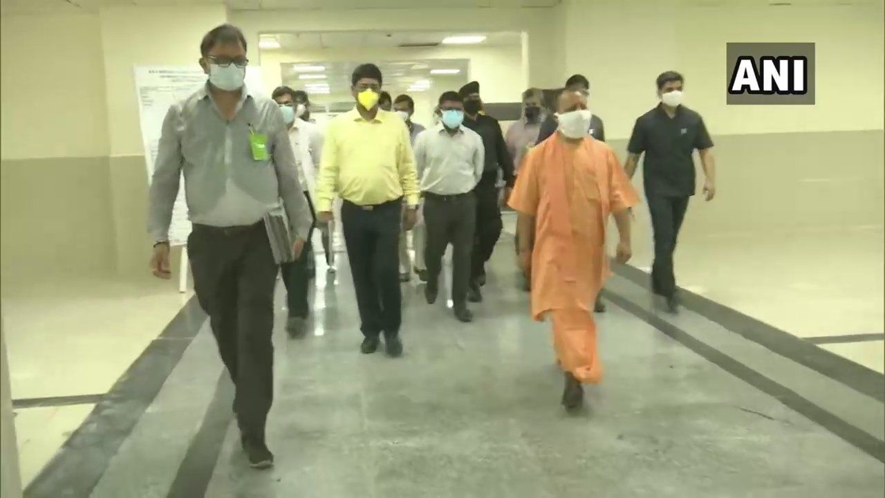 <p>UP CM inspects Covid-19 arrangements at Gorakhpur hospital</p>