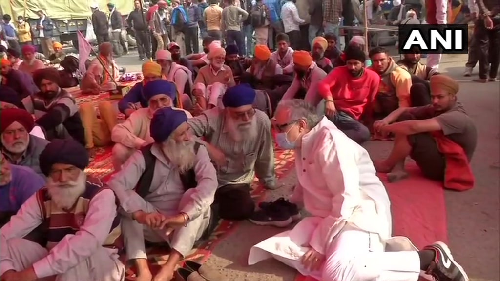 <p>Derek O'Brien meets farmers at Singhu border</p>