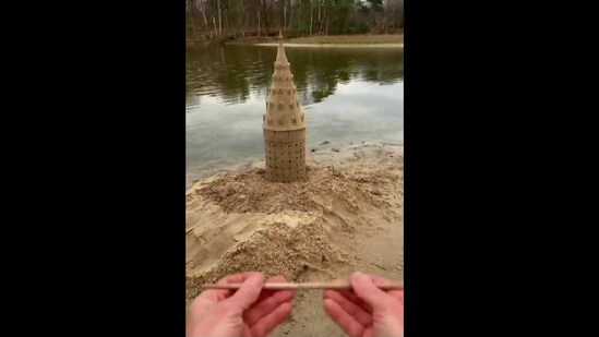The image shows a Hogwarts sand castle.(Instagram/@Leonardo Ugolini)