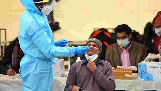 In comparison, there were 75,953 average daily tests conducted the week before and 82,710 tests the week before that. (Raj K Raj/HT PHOTO) In comparison, there were 75,953 average daily tests conducted the week before and 82,710 tests the week before that. (Raj K Raj/HT PHOTO)