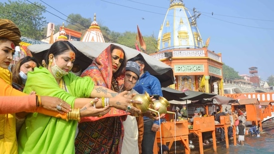 Kinnar seers performing Ganga rituals demanding inclusion as 14th Akhada in Haridwar.(HT Photo) Kinnar seers performing Ganga rituals demanding inclusion as 14th Akhada in Haridwar.(HT Photo)