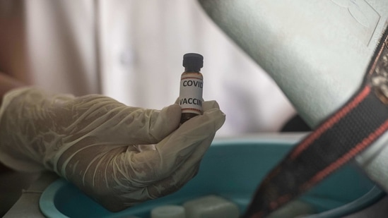 To test the efficacy of a vaccine, half of the trial participants are given the actual dose while others are administered a placebo with no benefits.(Pratham Gokhale / HT Photo) To test the efficacy of a vaccine, half of the trial participants are given the actual dose while others are administered a placebo with no benefits.(Pratham Gokhale / HT Photo)