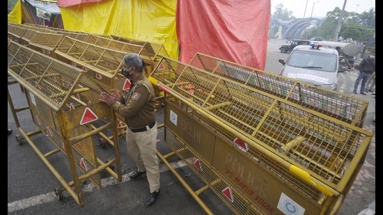 A police official on duty in front of barricades at Chilla border amid ongoing protests against the government's three new farm laws, in Noida on January 6. (Sunil Ghosh/HT Photo) A police official on duty in front of barricades at Chilla border amid ongoing protests against the government's three new farm laws, in Noida on January 6. (Sunil Ghosh/HT Photo)