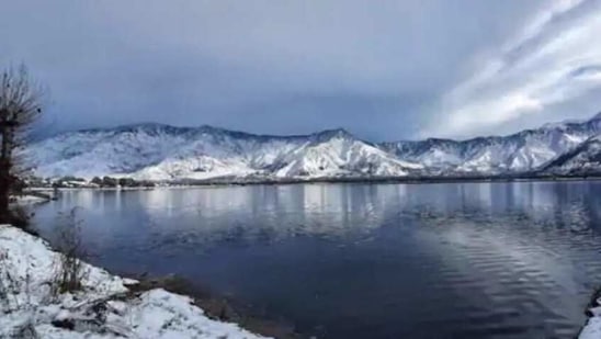 The temperature in Srinagar went as low as 0.1 degree Celcius and led to this awe-generating sight. (Hindustan Times/Waseem Andrabi) The temperature in Srinagar went as low as 0.1 degree Celcius and led to this awe-generating sight. (Hindustan Times/Waseem Andrabi)