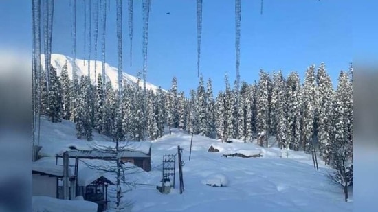 However, the heavy snowfall has resulted in the Kashmir valley being cut off from the neighbouring areas. (Twitter/Geetu_Moza) However, the heavy snowfall has resulted in the Kashmir valley being cut off from the neighbouring areas. (Twitter/Geetu_Moza)