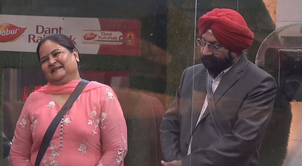 Jasmin Bhasin's parents visit her. (Colors)