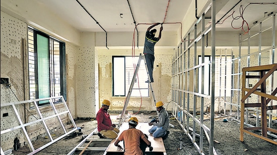 Workers set up BMC’s vaccine storage centre in Kanjurmarg. (Satish Bate/HT Photo) Workers set up BMC’s vaccine storage centre in Kanjurmarg. (Satish Bate/HT Photo)