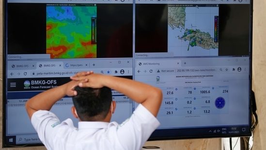 An officer of Indonesia's Meteorology, Climatology and Geophysics Agency (BMKG) observes the weather condition on a screen at the Tanjung Priok port, following the air crash, in Jakarta on January 10. Tracking service Flightradar24 said the aircraft took off at 2:36 pm local time (0736 GMT) and climbed to reach 10,900 feet within four minutes. It then began a steep descent and stopped transmitting data 21 seconds later, Reuters reported.(Willy Kurniawan / REUTERS)