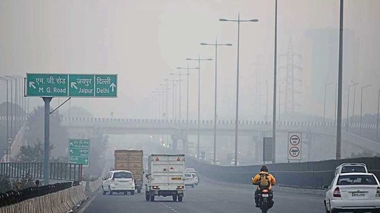 According to the CPCB, an AQI in the 'very poor' category may cause respiratory illness on prolonged exposure, while prolonged exposure to 'poor' quality air may cause breathing discomfort to most people. (Parveen Kumar/HT Photo)