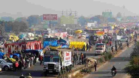 A view of a crowded highway as farmers protest against new farm laws at a state border in Shahjahanpur, in the desert state of Rajasthan, near New Delhi.(REUTERS)