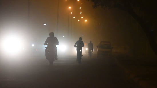 Commuters on a foggy winter evening in Mayur Vihar, New Delhi, on January 8, 2021. (Raj K Raj/HT PHOTO)(HT_PRINT) Commuters on a foggy winter evening in Mayur Vihar, New Delhi, on January 8, 2021. (Raj K Raj/HT PHOTO)(HT_PRINT)
