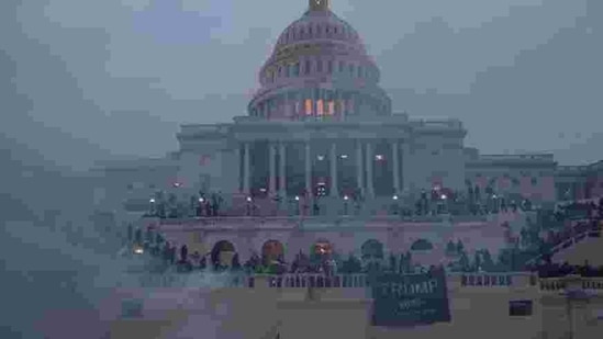 Police officers stand guard as supporters of US President Donald Trump gather in front of the US Capitol Building in Washington.(REUTERS) Police officers stand guard as supporters of US President Donald Trump gather in front of the US Capitol Building in Washington.(REUTERS)
