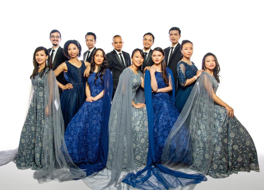 The choir members posing for a photoshoot at the Shillong Chamber Choir studio before the release of their Christmas album(Baia Marbaniang) The choir members posing for a photoshoot at the Shillong Chamber Choir studio before the release of their Christmas album(Baia Marbaniang)