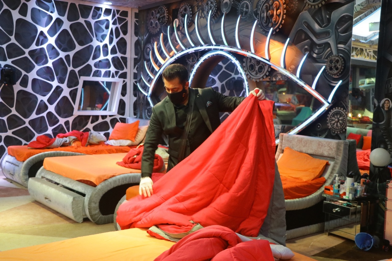 Salman Khan makes Rakhi's bed. (Colors) Salman Khan makes Rakhi's bed. (Colors)