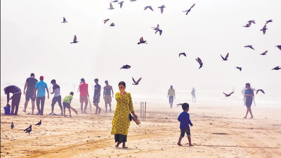 Air quality in Mumbai improved slightly on Monday with overall air quality index (AQI) at 256, which falls in the poor category, as opposed Sunday’s 301 (very poor). (Satyabrata Tripathy/HT) Air quality in Mumbai improved slightly on Monday with overall air quality index (AQI) at 256, which falls in the poor category, as opposed Sunday’s 301 (very poor). (Satyabrata Tripathy/HT)