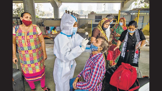 Health workers take Covid-19 tests of people at Dadar on Monday. (Pratik Chorge/HT Photo) Health workers take Covid-19 tests of people at Dadar on Monday. (Pratik Chorge/HT Photo)