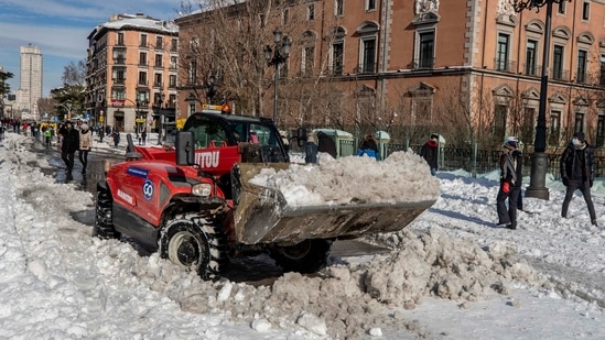 A plough clears snow in downtown Madrid on January 10. Nearly 700 roads remain affected throughout Spain, with winter tires or chains needed on roughly half of them, AP reported quoting transit authority DGT.(Manu Fernandez / AP)