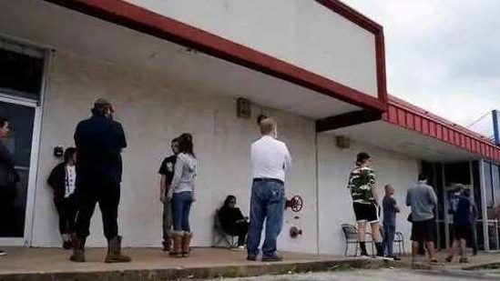People who lost their jobs wait in line to file for unemployment following an outbreak of the coronavirus disease at an Arkansas Workforce Center in Fayetteville, Arkansas, US on April 6, 2020. (Reuters File Photo) People who lost their jobs wait in line to file for unemployment following an outbreak of the coronavirus disease at an Arkansas Workforce Center in Fayetteville, Arkansas, US on April 6, 2020. (Reuters File Photo)