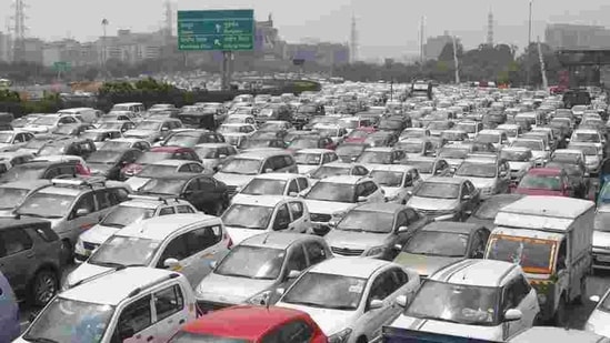 Passenger vehicle sales fell 18.4% in the first quarter, and monthly passenger vehicle sales in June fell by the biggest margin in 18 years.(Yogendra Kumar/HT PHOTO) Passenger vehicle sales fell 18.4% in the first quarter, and monthly passenger vehicle sales in June fell by the biggest margin in 18 years.(Yogendra Kumar/HT PHOTO)