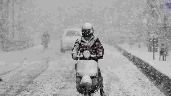 Many areas in Jammu and Kashmir and Himachal witnessed fresh snowfall. Kashmir’s links with the rest of the country were snapped as the arterial Jammu-Srinagar National Highway was closed due to the accumulation of snow around Jawahar Tunnel in the Qazigund area. (Waseem Andrabi / HT Photo) Many areas in Jammu and Kashmir and Himachal witnessed fresh snowfall. Kashmir’s links with the rest of the country were snapped as the arterial Jammu-Srinagar National Highway was closed due to the accumulation of snow around Jawahar Tunnel in the Qazigund area. (Waseem Andrabi / HT Photo)
