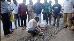 Two Indian pond heron birds found dead at Gauripada in Kalyan (West) on Tuesday afternoon. (Rishikesh Choudhary/ HT) Two Indian pond heron birds found dead at Gauripada in Kalyan (West) on Tuesday afternoon. (Rishikesh Choudhary/ HT)