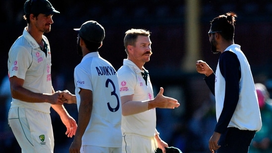 (From L-R) Australia's Mitchell Starc, India's captain Ajinkya Rahane, Australia's David Warner and India's Mohammed Siraj greet each other at the end of the third cricket Test match between Australia and India at the Sydney Cricket Ground (SCG) in Sydney on January 11, 2021. (Photo by Saeed KHAN / AFP) / -- IMAGE RESTRICTED TO EDITORIAL USE - STRICTLY NO COMMERCIAL USE --(AFP)