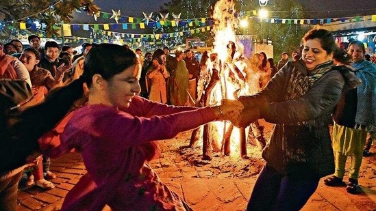 Lohri celebrations have become more intimate this year amid the coronavirus scare. Those catering food at parties share the demand for vegetarian food has also gone up amid bird flu.(Sonu Mehta/HT) Lohri celebrations have become more intimate this year amid the coronavirus scare. Those catering food at parties share the demand for vegetarian food has also gone up amid bird flu.(Sonu Mehta/HT)