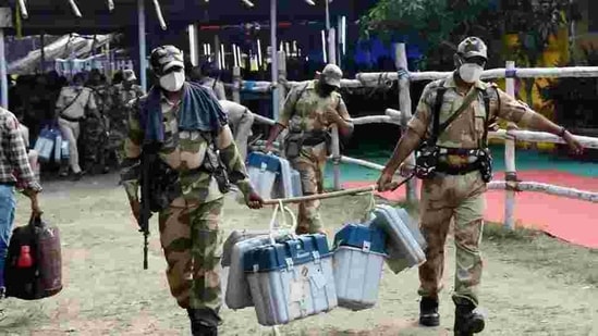 Security personal carrying EVMs and VVPAT machines leave for polling booths from a distribution during the third and final phase of Bihar Assembly elections in November 2020(PTI File Photo) Security personal carrying EVMs and VVPAT machines leave for polling booths from a distribution during the third and final phase of Bihar Assembly elections in November 2020(PTI File Photo)