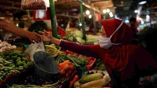 Retail inflation declines to 4.59% in December from 6.93% in November(Reuters File Photo ) Retail inflation declines to 4.59% in December from 6.93% in November(Reuters File Photo )