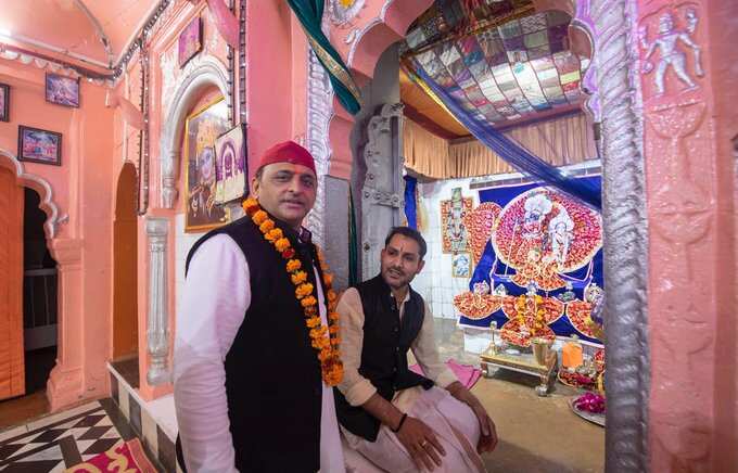 Akhilesh Yadav on a temple visit in UP (Photo: @yadavakhilesh)