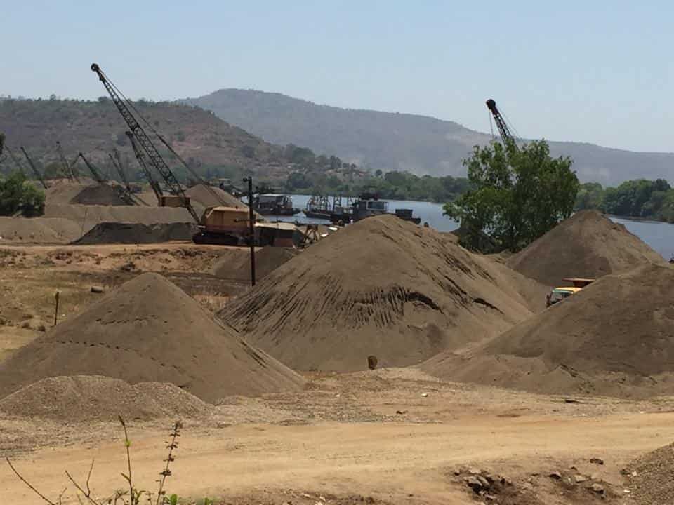 Seeing the massive smuggling of sand, Patna district magistrate Chandrashekhar Singh on Sunday asked the officials to constitute a special team to nab the smugglers. (HT Photo )