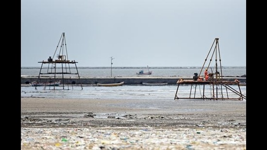 Soil testing at Juhu beach for proposed Versova-Bandra sea link project in Mumbai. (Satyabrata Tripathy/HT Photo)