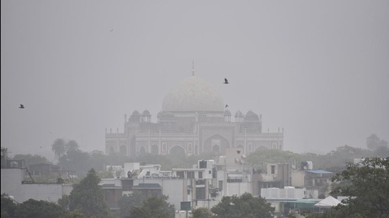 A view of Humayun's Tomb amid fog and cold weather, in New Delhi. (HT file)