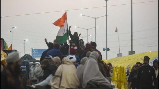 Farmers raise slogans during the ongoing protest against the new farm laws, at Ghazipur (Delhi-UP border), near New Delhi. (Amal KS/HT PHOTO)