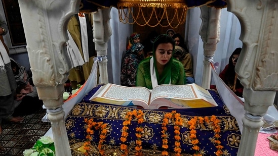 Sikh pilgrims take part in a religious ritual at Nankana Sahib, about 80 km from the eastern city of Lahore.(AFP) Sikh pilgrims take part in a religious ritual at Nankana Sahib, about 80 km from the eastern city of Lahore.(AFP)