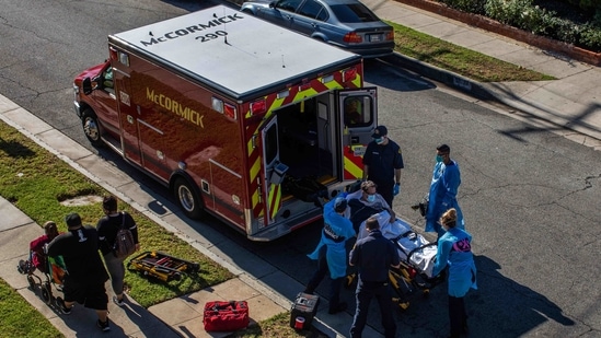 (FILES) In this file photo taken on December 29, 2020 after administering him with oxygen, County of Los Angeles paramedics load a potential Covid-19 patient in the ambulance before transporting him to a hospital in Hawthorne, California as a family walks by. - Los Angeles ambulance workers have been told to stop transporting some patients with extremely low survival chances to hospital, and to limit oxygen use, as record Covid cases overwhelm medical resources.
California has emerged as the latest epicenter of the US coronavirus pandemic, with nearly 4,000 deaths in the last two weeks alone, and hospitals bracing for another surge expected from the holiday period. (Photo by Apu GOMES / AFP) (AFP) (FILES) In this file photo taken on December 29, 2020 after administering him with oxygen, County of Los Angeles paramedics load a potential Covid-19 patient in the ambulance before transporting him to a hospital in Hawthorne, California as a family walks by. - Los Angeles ambulance workers have been told to stop transporting some patients with extremely low survival chances to hospital, and to limit oxygen use, as record Covid cases overwhelm medical resources.
California has emerged as the latest epicenter of the US coronavirus pandemic, with nearly 4,000 deaths in the last two weeks alone, and hospitals bracing for another surge expected from the holiday period. (Photo by Apu GOMES / AFP) (AFP)