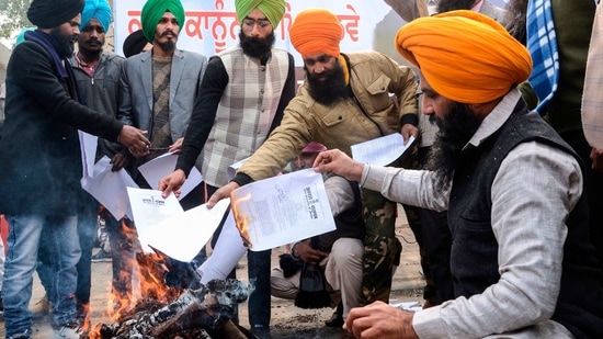 Activists of the Dal Khalsa radical Sikh organization burn copies of recent agricultural reforms during a demonstration. (AFP Image ) Activists of the Dal Khalsa radical Sikh organization burn copies of recent agricultural reforms during a demonstration. (AFP Image )