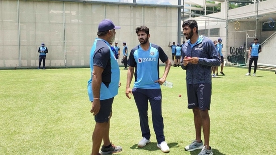 Bharat Arun (L) speak with Shardul Thakur and Jasprit Bumrah(Getty) Bharat Arun (L) speak with Shardul Thakur and Jasprit Bumrah(Getty)